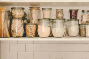 Como organizar a despensa mesmo em cozinhas compactas
